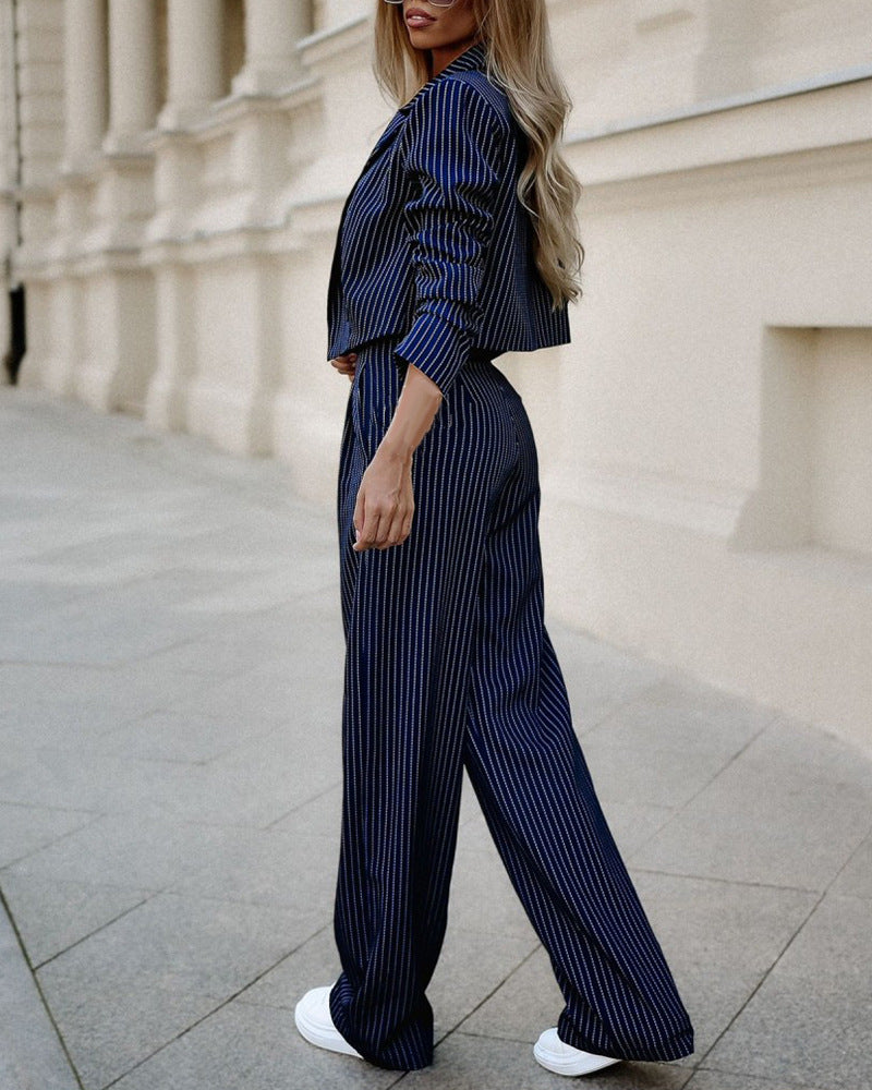 Ensemble tailleur femme rayé - porté de dos