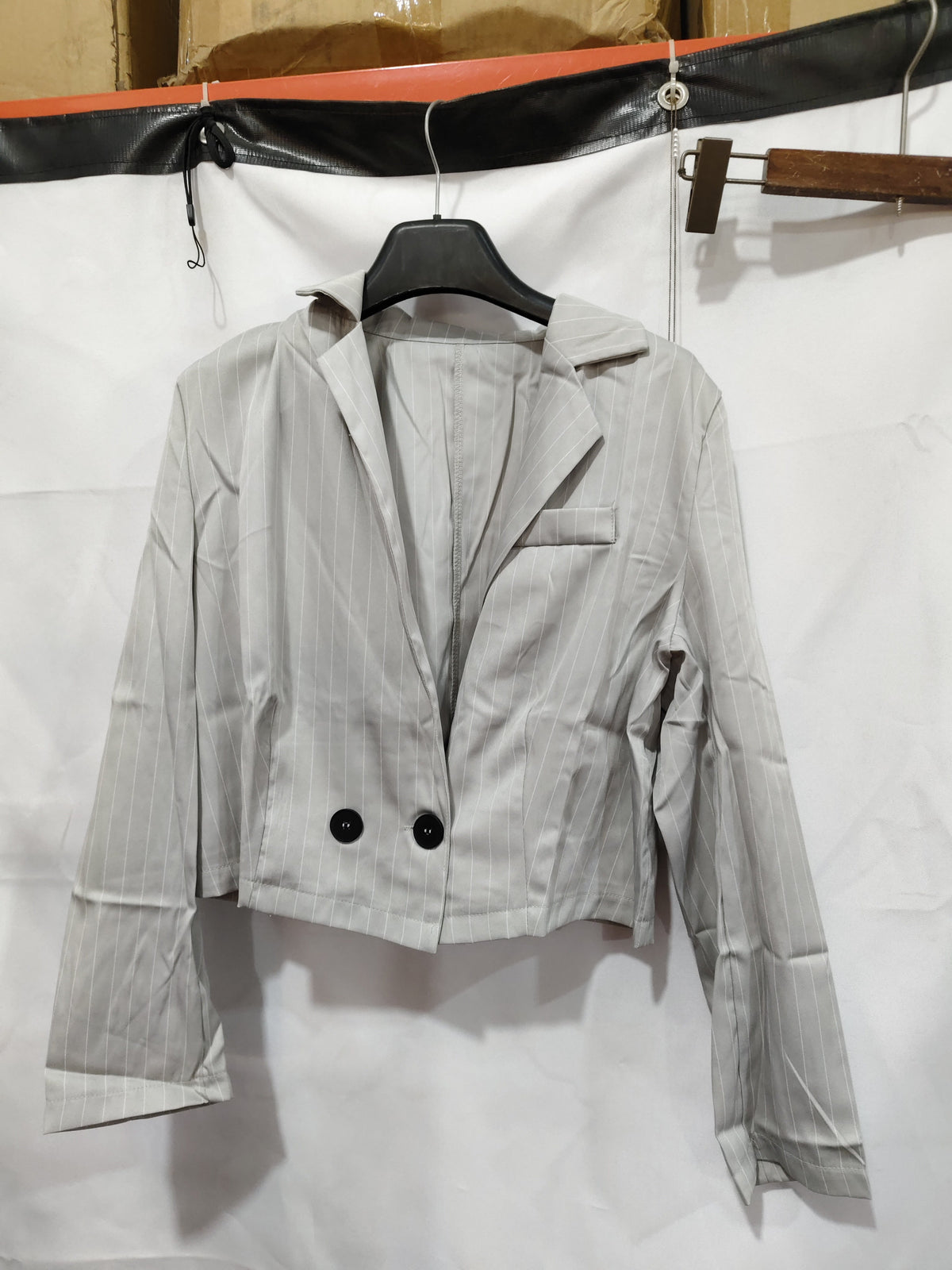 Ensemble tailleur femme rayé - détail crop top